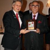Hasan Duman'in ödülünü 2016-2017 Rotary 2440 Bölge Başkanı Reha Akın verdi