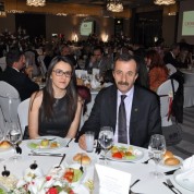 Düğün yemeğine kızı Sıla ile katılan Bursa Barosu Başkanı Ekrem Demiröz çifte mutluluklar diledi.