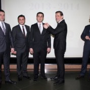 Gökçe Belge'nin üyelik rozetini BTSO Yönetim Kurulu Başkanı İbrahim Burkay taktı