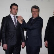 Yeni üyesi olan Murat Kılıç'a üyelik rozetini BTSO Meclis Başkanı Remzi Topuk taktı