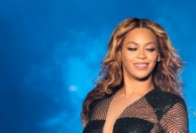 Ünlü Şarkıcı Beyonce Yılbaşı Ağacı Oldu