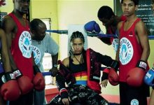 Adriana Lima’dan boksör pozu