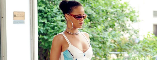 Rihanna aksesuarlarıyla dikkat çekti