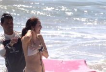Taylor Lautner Gizemli Kadının Bikinisini Bağladı